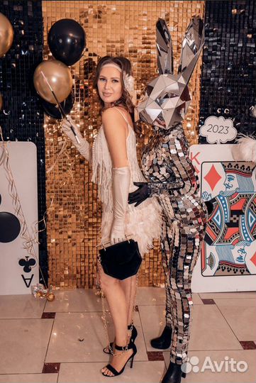 Зеркальные люди,заяц на фото зону