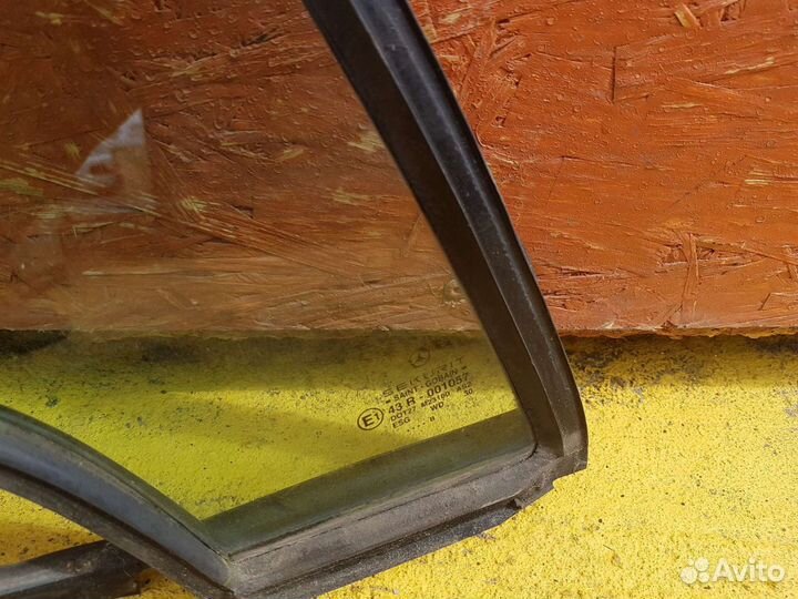 Стекло передней правой и левой двери Mercedes w168