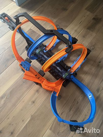 Hot wheels винтовое столкновение