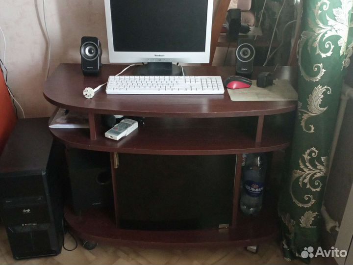 Тумба под телевизор на колёсиках