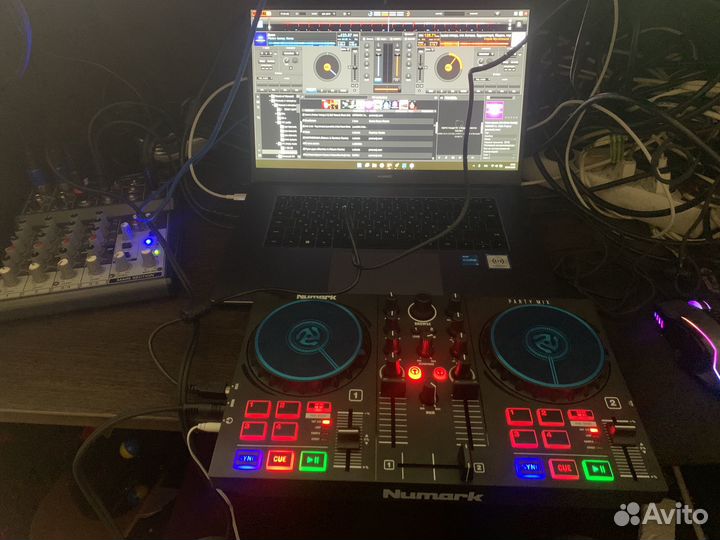 DJ, диджей, тяжелый дым, холодные фонтаны