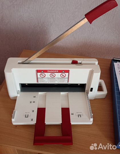 Резак для бумаги, гильотина