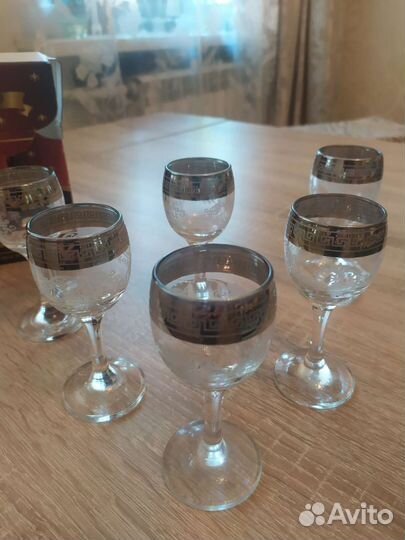 Хрустальные рюмки на ножке