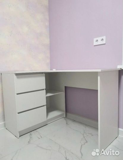 Письменный стол угловой белый