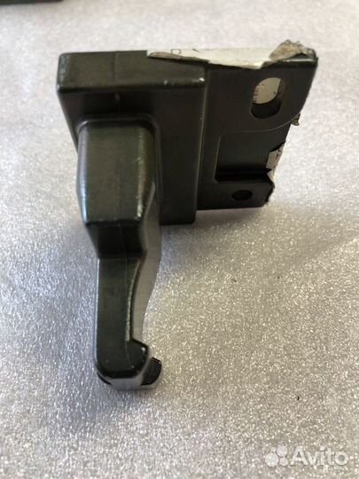 Кронштейн шторки лев toyota Avensis T250 2003-2009