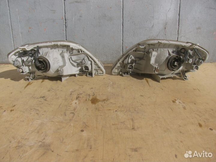Фары Toyota Corolla E120 2000-2006