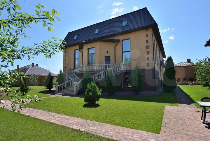 Дом 1150 м² на участке 32 сот.