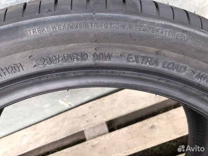 Triangle Sports TH201 235/45 R19 99W