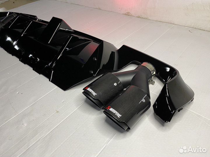 BMW F10 Диффузор с LED фонарем + насадки Akrapovic