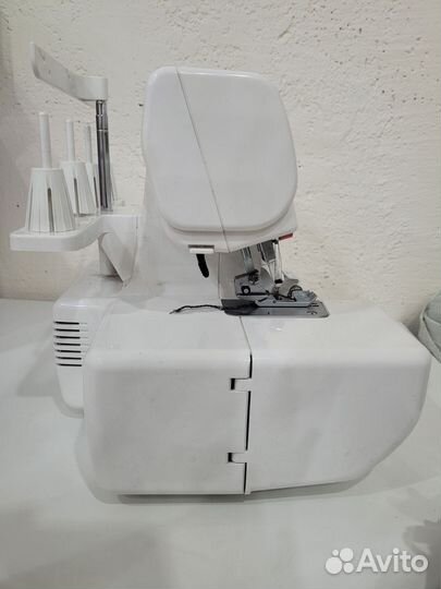 Бытовой оверлок Janome