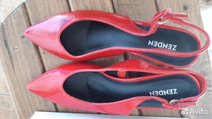 Босоножки лаковые