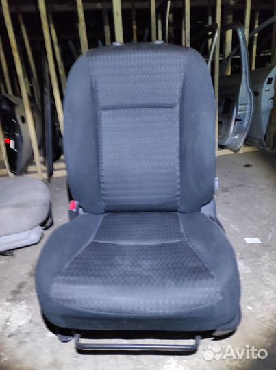 Переднее левое сидение Toyota Corolla 150