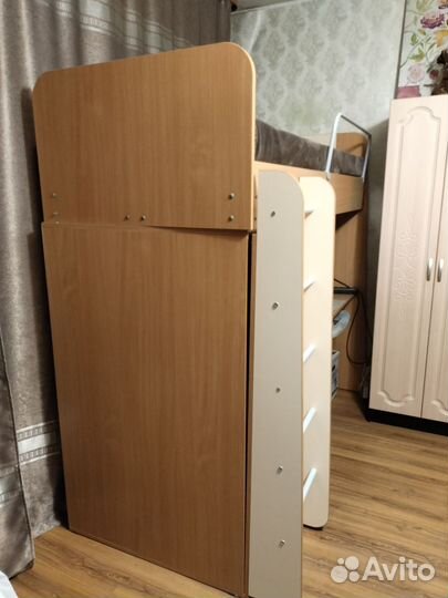 Детская кровать чердак со столом и шкафом