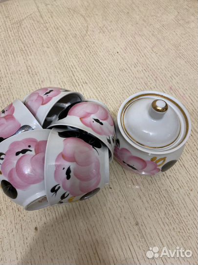 Чайные чашки и сахарница