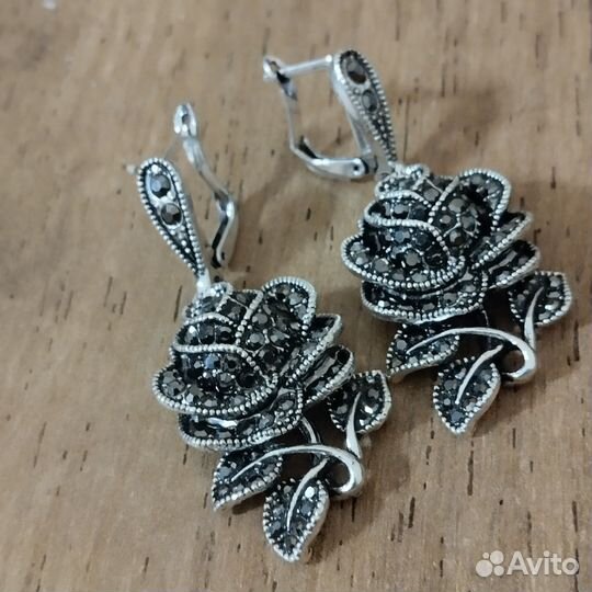 Серебряные серьги и колье с марказитами Роза