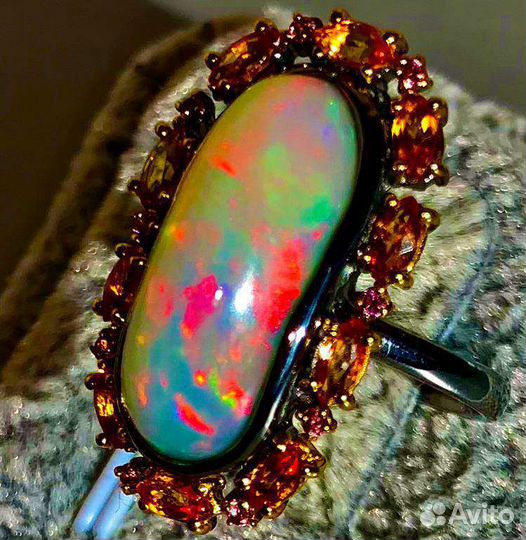 Кольцо с крупным натуральным Опалом и Сапфирами