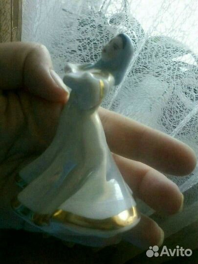Фарфоровая статуэтка
