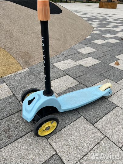 Самокат трехколесный
