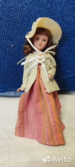 Кукла фарфоровая