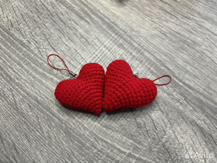 Вязаный брелок сердечко