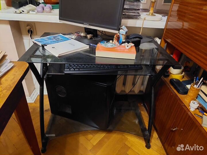 Компьютерный стол и полка