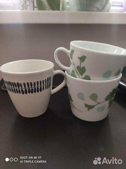 Чашки IKEA, скатерть, бутылки с пробкой