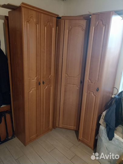 Кровать и шкаф