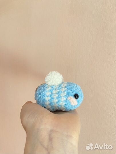 Вязаный брелок пчелка