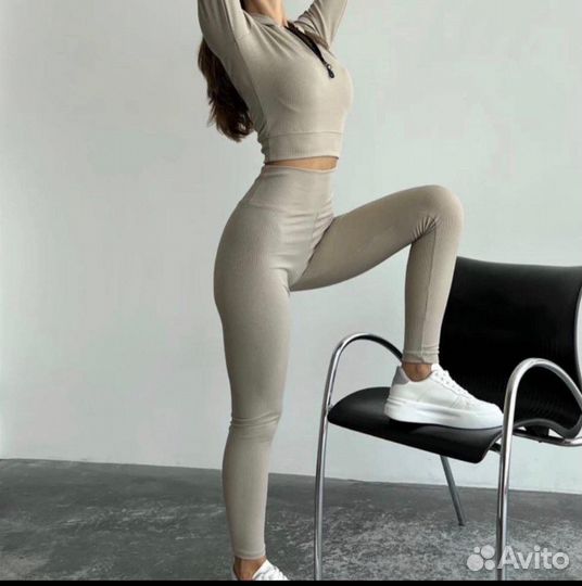 Костюм спортивный с капюшоном утягивающий