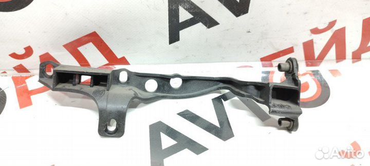 Кронштейн фары правый Volkswagen Touareg 7LA AXQ