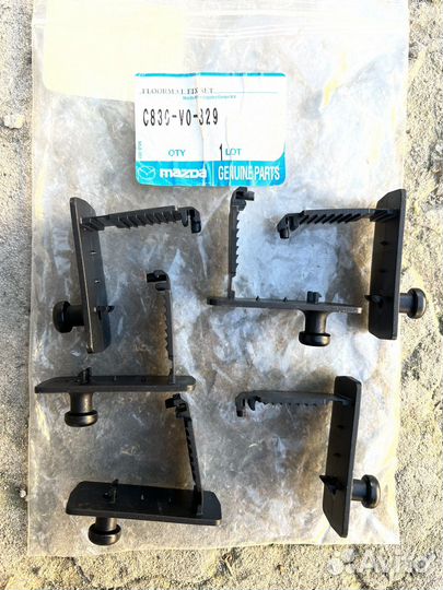 Крепеж для ковриков Mazda