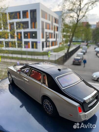 Модель автомобиля Rolls-Royce Phantom 25 см