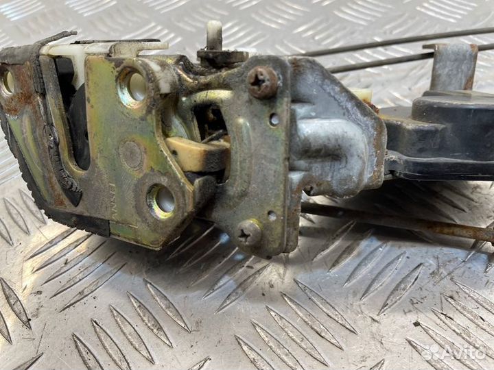 Замок боковой двери задний левый Mitsubishi