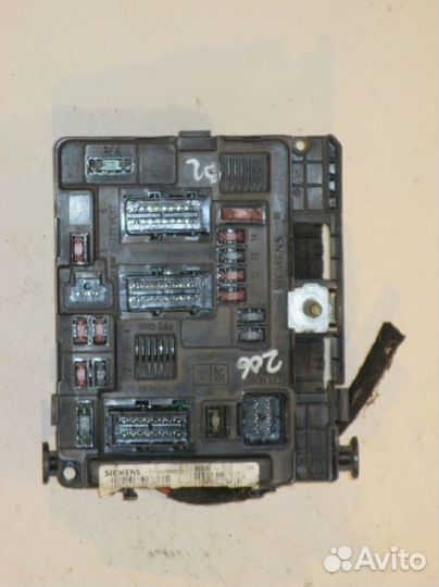 Блок предохранителей под капотом Пежо Ситроен