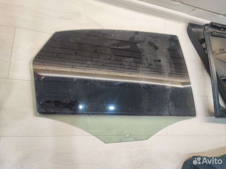 Стекло двери задней правой на Volkswagen Polo 5
