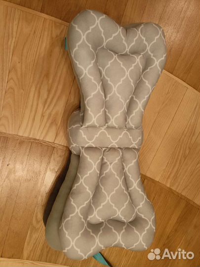 Подушка для кормления с лепестками