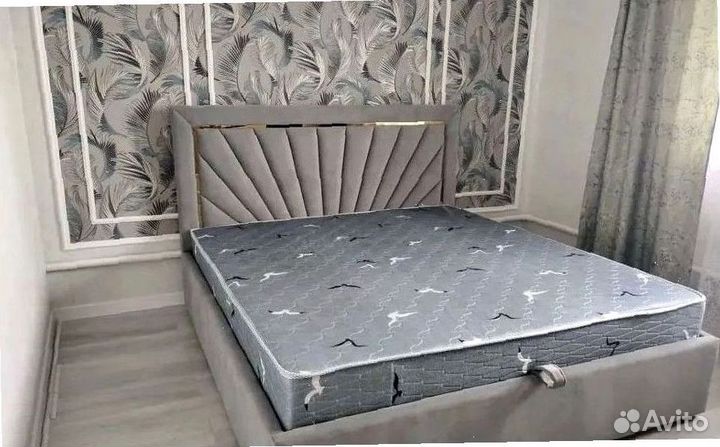 Двуспальная кроватьс мягким изголовьем