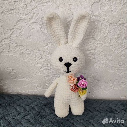 Плюшевый заяц вязаный