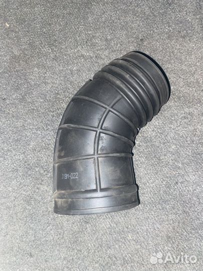 Воздушный патрубок 330i