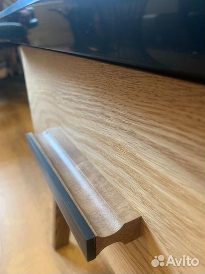 Тумбочка прикроватная из массива дерева в наличии