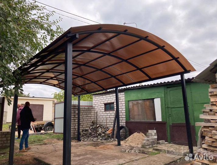 Металлический навес для машины