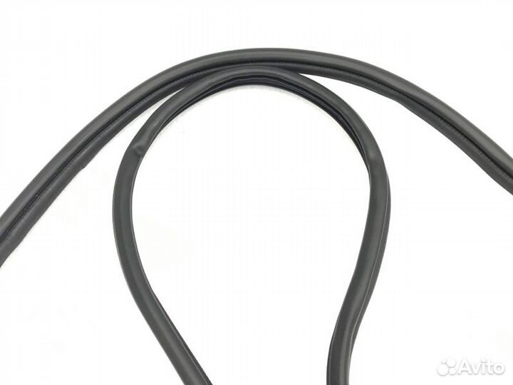 Уплотнительная резинка двери багажника Mitsubishi