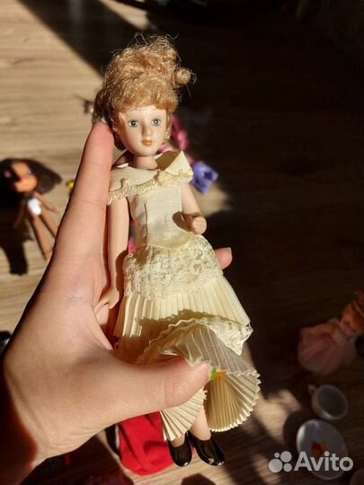 Фарфоровые куклы и сервиз