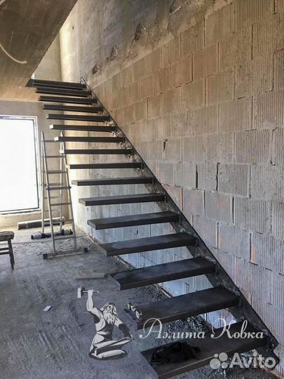 Металлическая консольная лестница, ступень листово