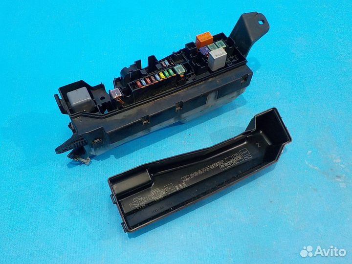 Блок предохранителей под капотом toyota Avensis (T