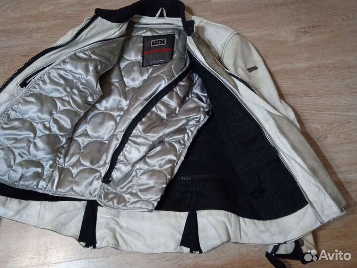 Мотокуртка кожаная женская