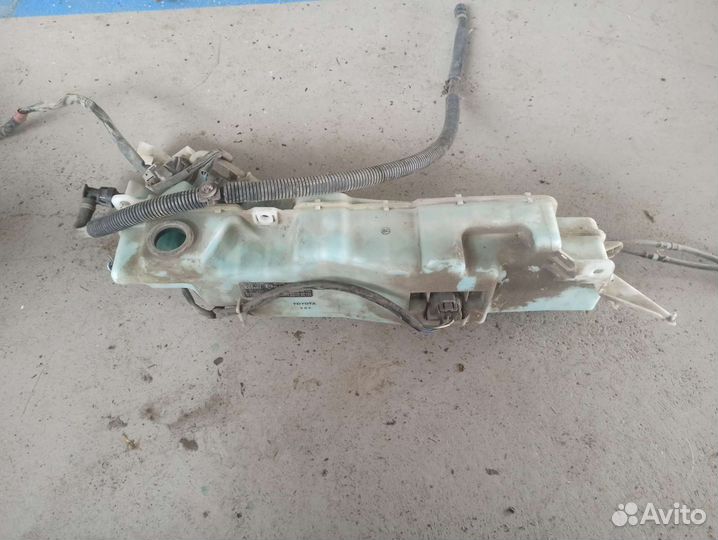 Омывательный бачок Toyota Land Cruiser 200