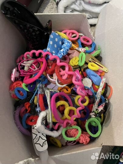 Резинки для волос и разные украшения