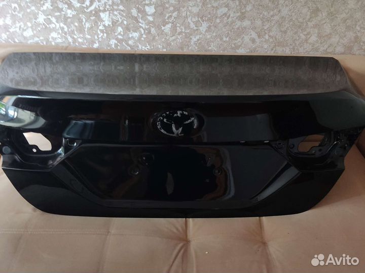 Задняя крышка от багажника Toyota Camry v70