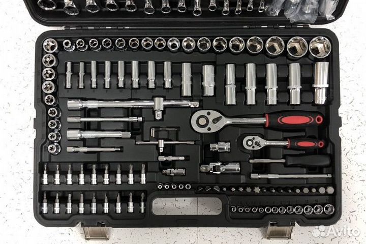 Набор инструментов в чемодане